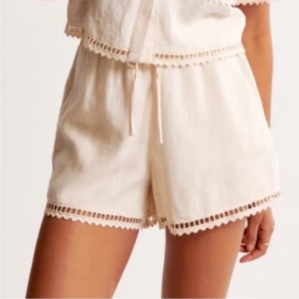Abercrombie & Fitch Cream Embroidered Shorts Size Large